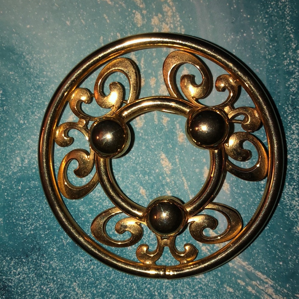 Vintage gold tone circular shape brooch